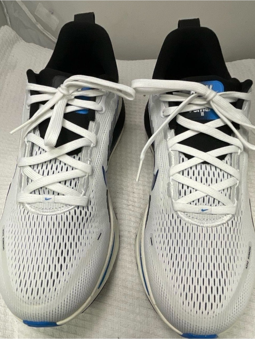 Nike men’s VOMERO 18 running shoes, White, blue, black- size 11.5 NWOB - Picture 2 of 9